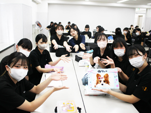 １年生、飾りのリボンを手作り！